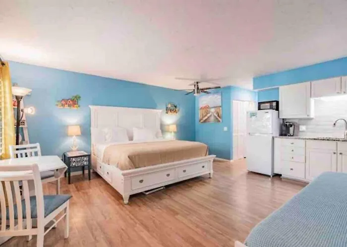 Malyn 122, Waterfront Condo, Few Blocks To Beach