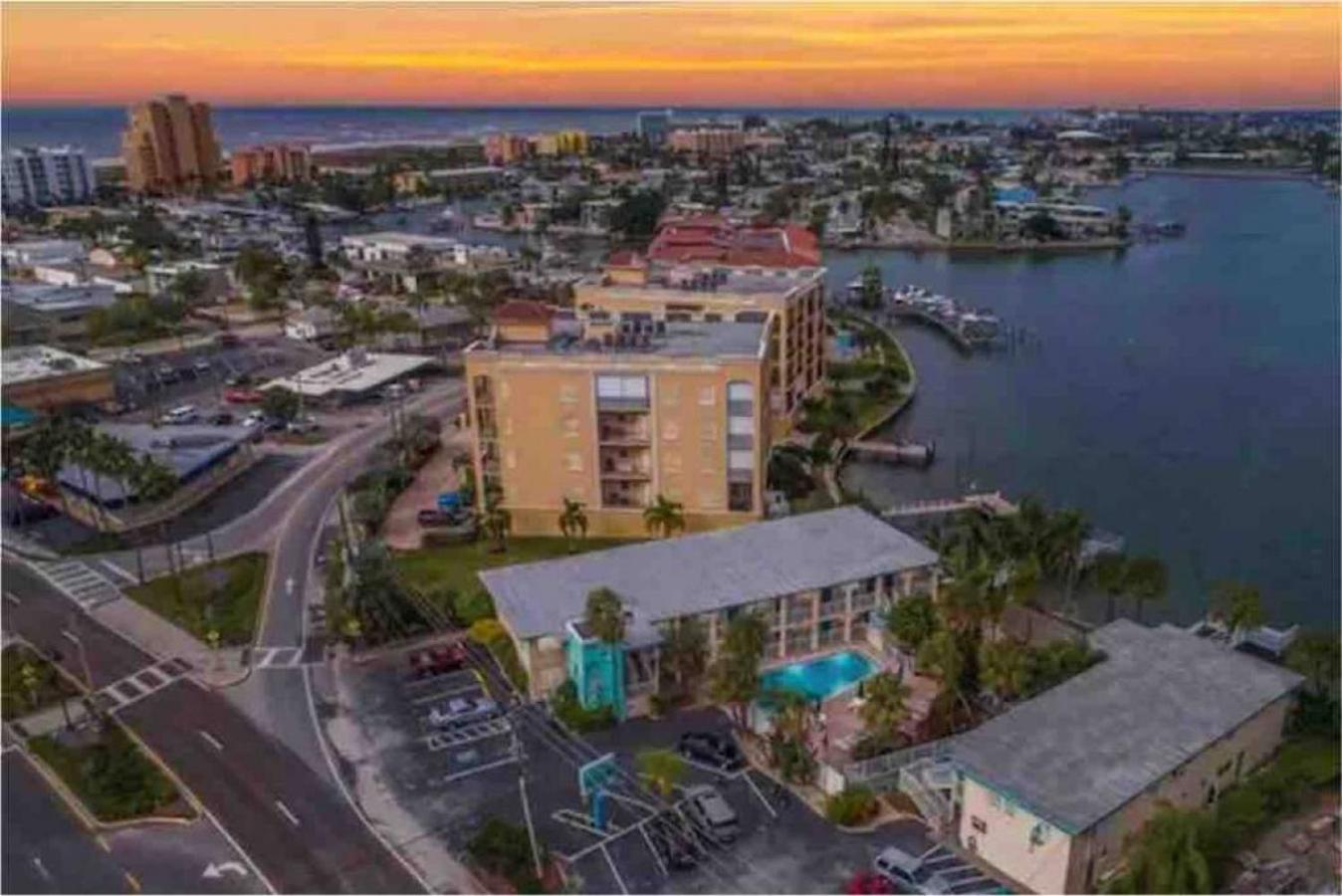 Malyn 122, Waterfront Condo, Few Blocks To