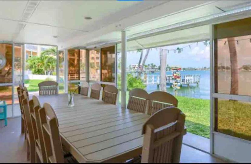 Malyn 122, Waterfront Condo, Few Blocks To